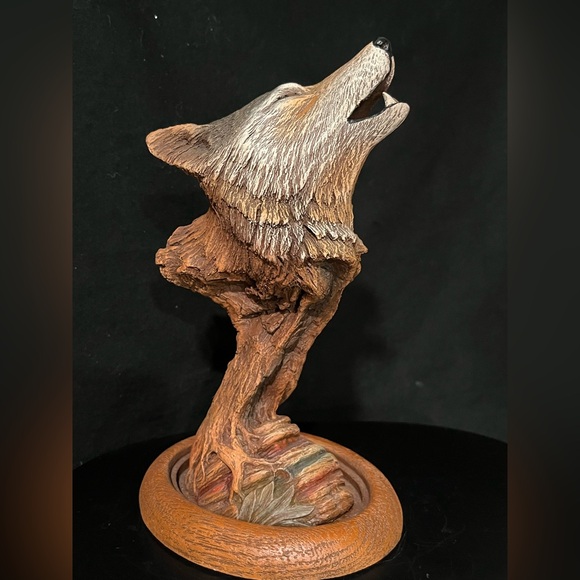 Wooden Howling Wolf Sculpture, Rick Cain - Picture 1 of 5